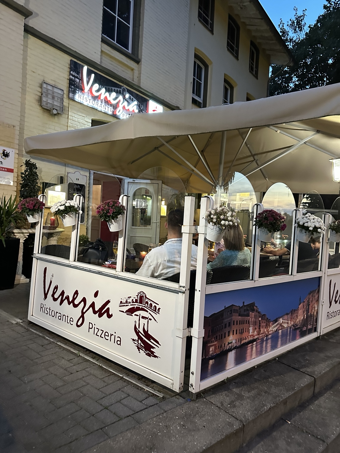 Gäste auf der Terrasse des Venezia am Abend