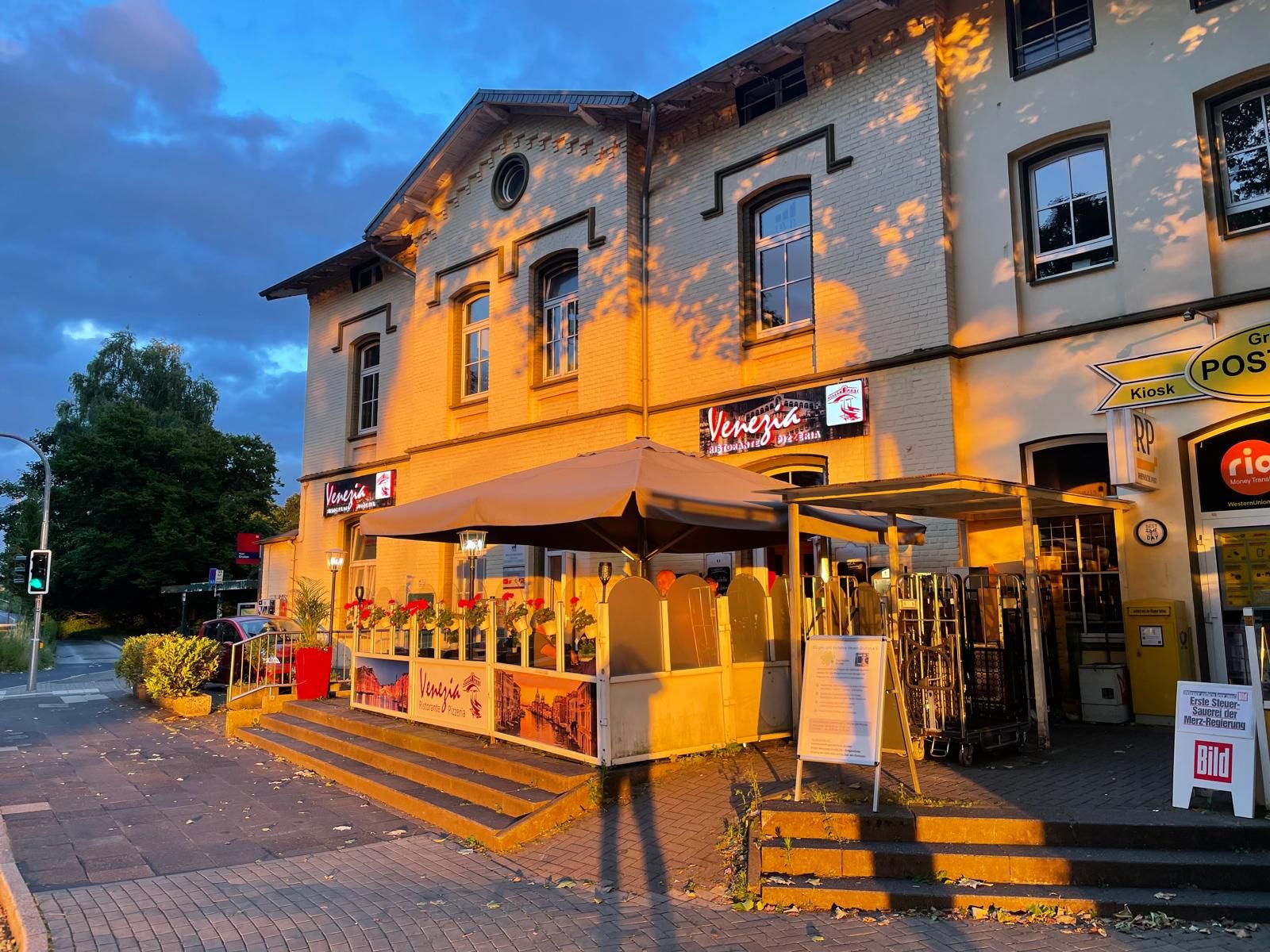 Restaurant Venezia in Gruiten mit Terrasse im warmen Abendlicht